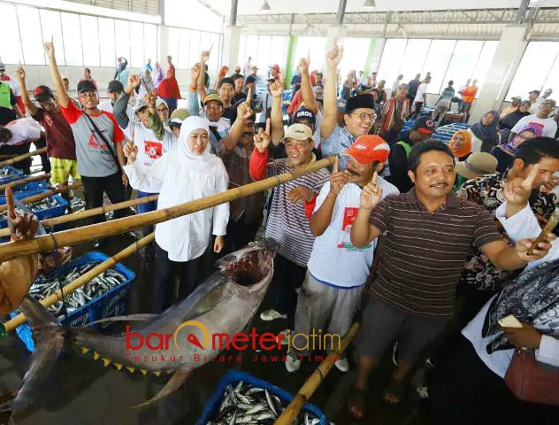 DUKUNGAN NELAYAN: Para nelayan memberikan dukungan untuk Cagub Khofifah saat mengunjungi TPI Sendang Biru, Malang, Jumat (25/5). | Foto: Barometerjatim.com/MARIJAN AP