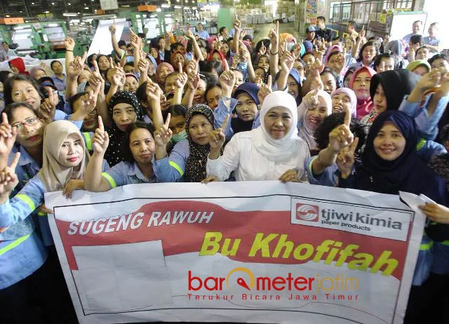 SAMBUTAN HANGAT: Ribuan buruh PT Tjiwi Kimia menyabut hangat dan antusias kehadiran Cagub Khofifah, Kamis (24/5). | FOTO: Barometerjatim.com/MARIJAN AP
