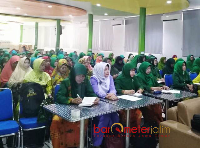 PARA PENJAGA NKRI: Kader Muslimat NU mengikuti sosialisasi 4 pilar kebangsaan di Unusa, Minggu (27/5). | Foto: Barometerjatim.com/RADITYA DP