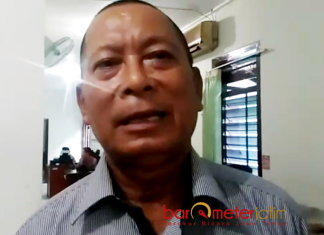 TIDAK TAHU LANGSUNG: Amat, saksi pelapor, tidak mengetahui secara langsung pembagian stiker paslon di Desa Kendalkemlagi, Lamongan. | Foto: Barometerjatim.com/ HAMIM ANWAR