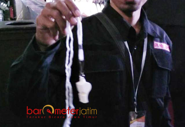 DIAMANKAN: Inilah salah satu peluit yang diamankan petugas karena mengganggu jalannya debat debat Pilgub Jatim. | Foto: Barometerjatim.com/ABDILLAH HR
