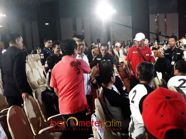 BUNYIKAN PELUIT: Dua pengurus PDIP Surabaya ditegur panitia karena kedapatan membawa dan membunyikan peluit di dalam ruang debat. | Foto: Barometerjatim.com/ABDILLAH HR