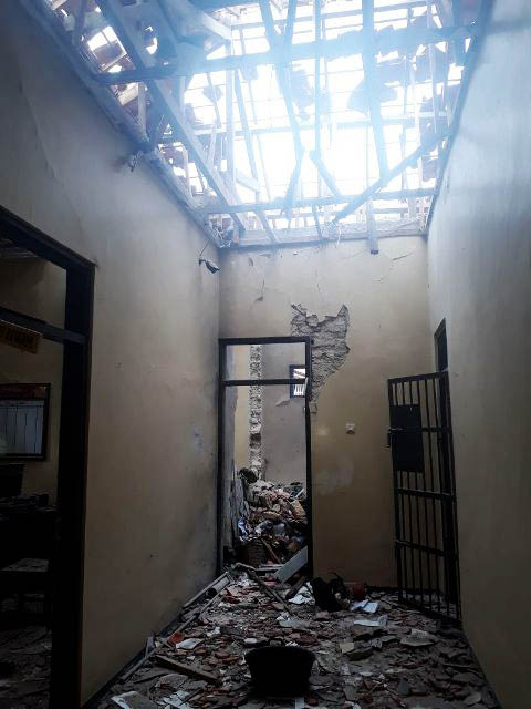 ATAP JEBOL: Atap kantor Polsek Giligenting, Sumenep, Madura, ikut jebol akibat ledakan bukti berupa bondet. | Foto: Barometerjatim.com/ENEF MADURY