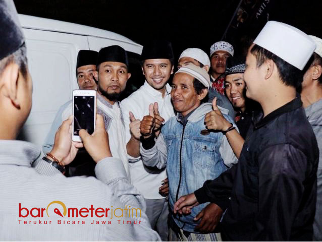 KAGUMI EMIL: Kalangan pesantren tak mau melewatkan ber-swafoto dengan Cawagub Emil Dardak. | Foto: Barometerjatim.com/ROY HASIBUAN