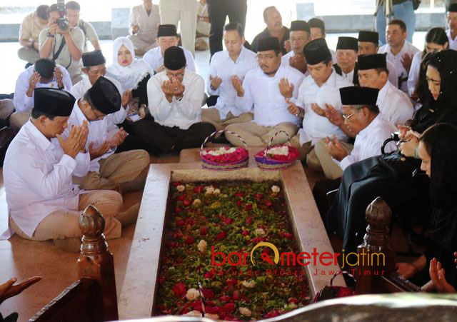 MAKAM PENDIRI BANGSA: Prabowo Subianto didampingi putri Bung Karno, Rachamawati dan pengurus Gerindra Jatim ziarah ke Makam Bung Karno di Blitar, Sabtu (4/5). | Foto: Barometerjatim.com/ROY HASIBUAN