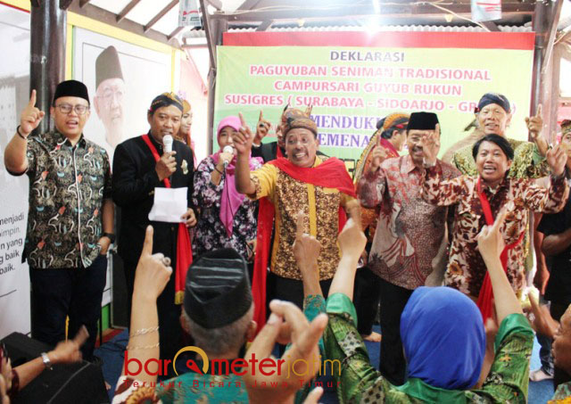JAWA TIMURAN: Seniman campursari unjuk aksi tembang-tembang Jawa Timuran usai deklarasi dukungan untuk Khofifah-Emil, Minggu (6/5). | Foto: Barometerjatim.com/ROY HASIBUAN