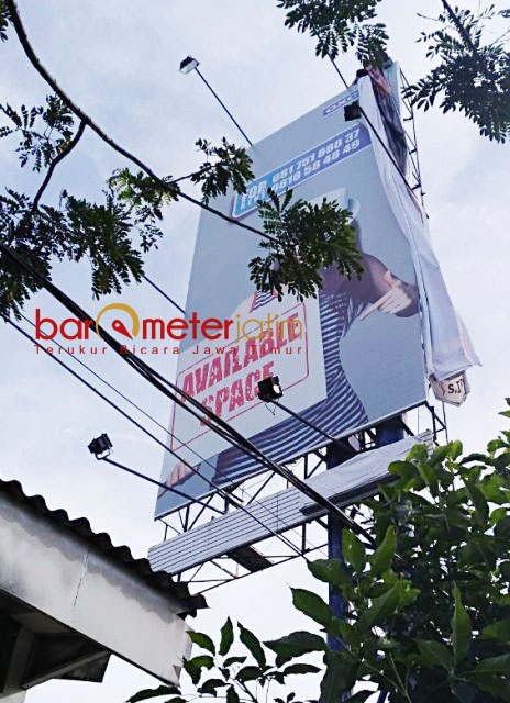 DICOPOT DI HARI KEDUA: Gambar paslon pada baliho di perempatan Jalan Raya Bratang Binangun, Surabaya, baru dicopot di hari kedua masa tenang Pilgub Jatim, Senin (25/6) siang. | Foto: Barometerjatim.com/WIRA HARLIJADI