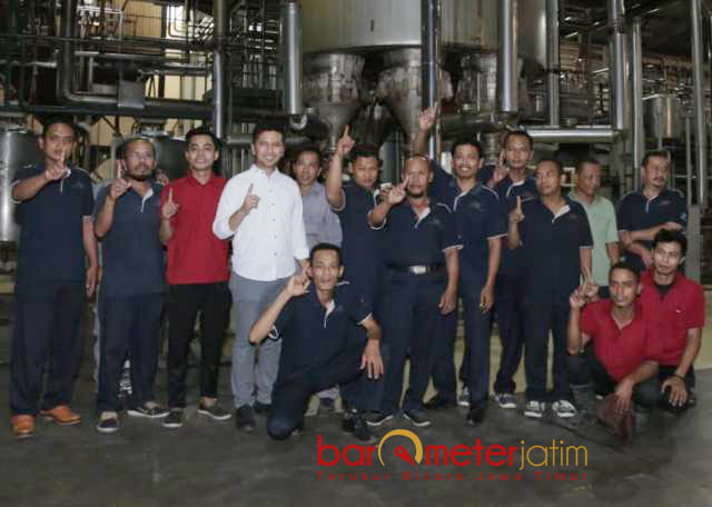 DUKUNGAN BURUH: Cawagub Emil Elestianto mendapat dukungan dari buruh pabrik PT Aneka Coffee Industry Sidoarjo, Senin (4/6) sore. | Foto: Foto Barometerjatim.com/ROY HASIBUAN