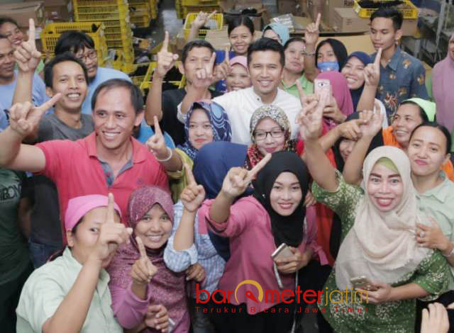 SATU PILIHAN: Buruh PT Hair Star Indonesia (HSI), Sidoarjo, bersatu dalam satu pilihan: Khofifah-Emil. | Foto: Barometerjatim.com/ROY HASIBUAN