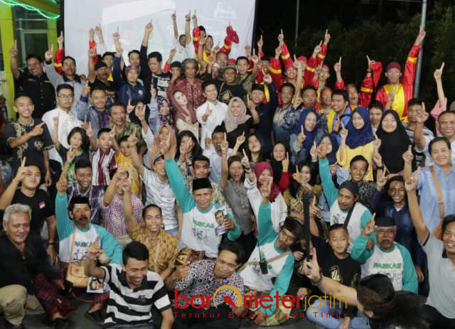 DUKUNGAN KOMUNITAS BUDAYAWAN: Komunitas Budayawan Jatim mendukung dan siap memenangkan pasangan Khofifah-Emil. | Foto: Barometerjatim.com/ROY HASIBUAN