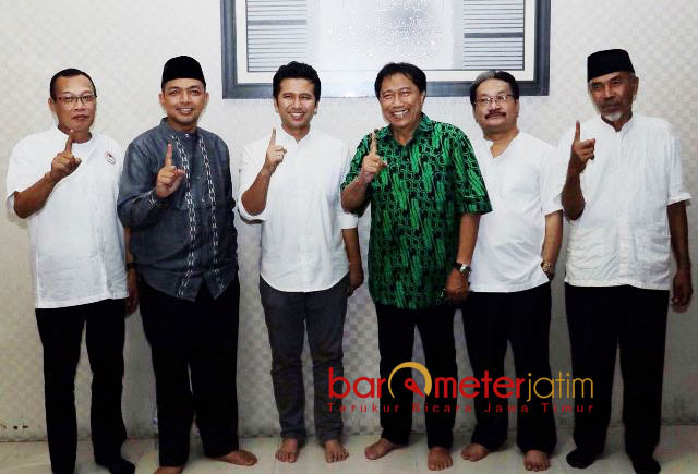 DUKUNGAN: Cawagub Emil Dardak mendapat dukungan penuh dari masyarakat desa hutan di Jombang, Kamis (31/5) malam. | Foto: Barometerjatim.com/ROY HASIBUAN