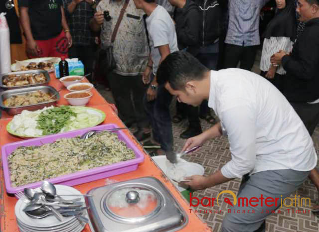 SAHUR DI TELUK PRIGI: Emil Dardak sahur bersama warga Teluk Prigi di Kecamatan Watulimo, Trenggalek, Sabtu (9/6). | Foto: Barometerjatim.com/ROY HASIBUAN