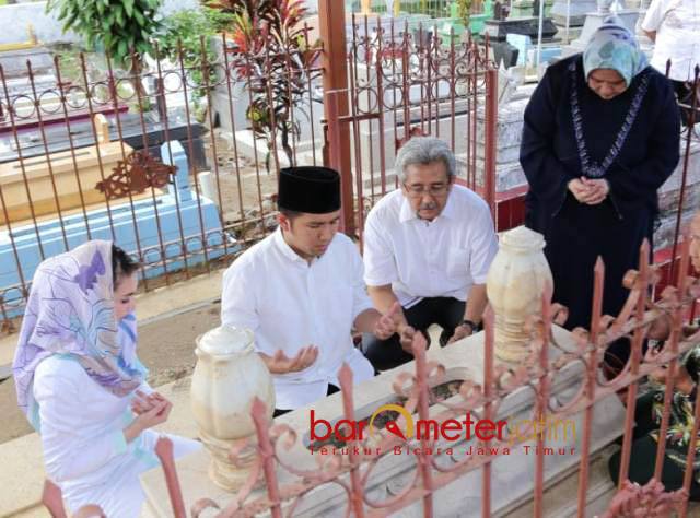 ZIARAH KE MAKAM LELUHUR: Usai sungkem kedua orang tua, Emil Dardak dan Arumi Bachsin ziarah ke makam leluhurnya di Trenggalek, Rabu 27/6). | Foto: Barometerjatim.com/ROY HASIBUAN