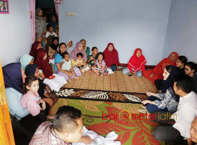 LESEHAN BARENG WARGA: Emil Dardak dan Arumi Bachsin duduk lesehan berbincang hangat dengan warga saat mengantar babysitter-nya musik lebaran. | Foto: Barometerjatim.com/ROY HASIBUAN