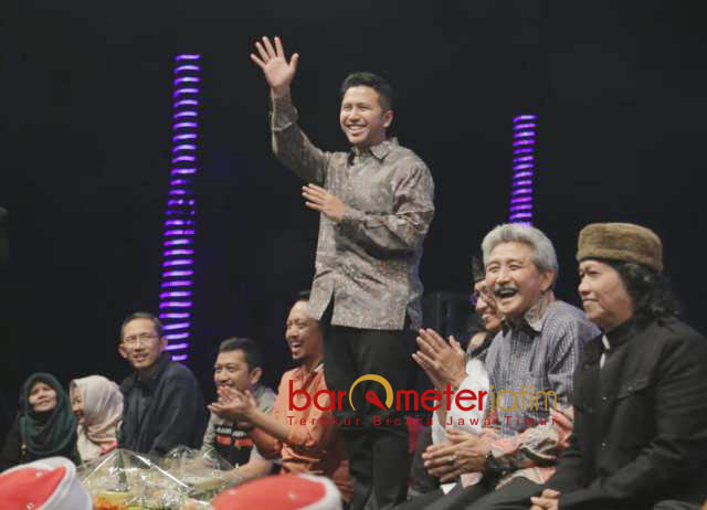 SAMBUTAN MERIAH: Emil Dardak disambut meriah di acara Ngaji Bareng Cak Nun yang digelar Persatuan Insinyur Indonesia di Universitas Brawijaya, Malang, Jumat (1/6) malam. | Foto: Barometerjatim.com/ROY HASIBUAN