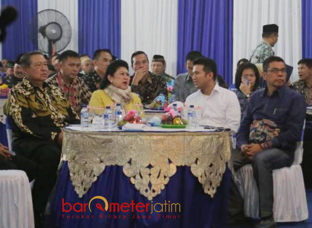 PAGUYUBAN PENCAK SILAT: Susilo Bambang Yudhoyono, Ani Yudhoyono, Emil Dardak dan Sekjen Partai Demokrat, Hinca Panjaitan dalam silaturahim dengan paguyuban pencak silat Senin (18/6). | Foto: Barometerjatim.com/ROY HASIBUAN