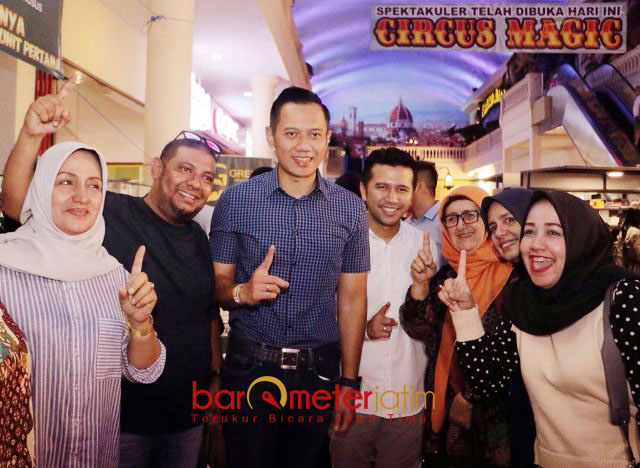 SAMBUTAN HEBOH: Emil Dardak dan AHY disambut heboh pengunjung Jatim Park 3 di Kota Batu, Rabu (20/6). | Foto: Barometerjatim.com/ROY HASIBUAN