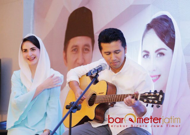 HIBUR PENGUNJUNG MALL: Emil Dardak didampingi istrinya, Arumi Bachsin melantunkan lagu untuk menghibur pengunjung Tunjungan Plaza, JUmat (22/6) malam. | Foto: Barometerjatim.com/ROY HASIBUAN