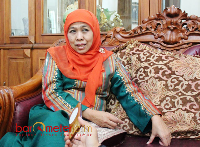 SONGKET SUTRA LAMONGAN: Baju songket sutra yang dipakai Khofifah Indar Parawansa berasal dari Kecamatan Maduran, Kabupaten Lamongan. | Foto: Barometerjatim.com/ROY HASIBUAN
