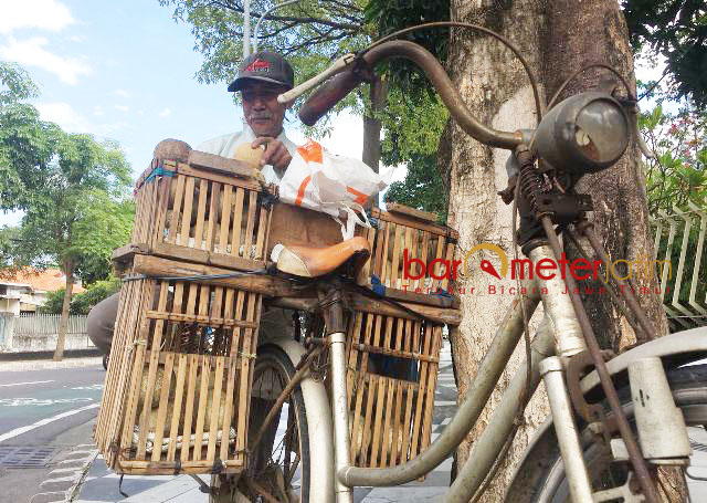 KELILING KOTA PAHLAWAN: Dengan sepeda angin sewaan, Muhammad Ali menjual buah kinco, berkeliling Kota Pahlawan. | Foto: Barometerjatim.com/WIRA HARLIJADI
