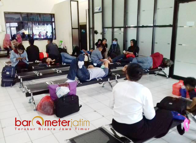 AKIBAT KERUSAKAN MESIN: Keterlambatan penumpang mudik gratis ke Bawean akibat kerusakan pada mesin genset kapal. | Foto: Barometerjatim.com/DIDIK HENDRIYONO