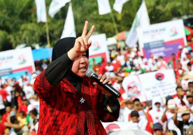 JURKAM GUS IPUL-PUTI: Tri Rismaharini menjadi salah satu juru kampanye Saifullah Yusuf-Puti Guntur di Lapangan Gulun, Kota Madiun, Kamis (21/6). | Foto: Ist