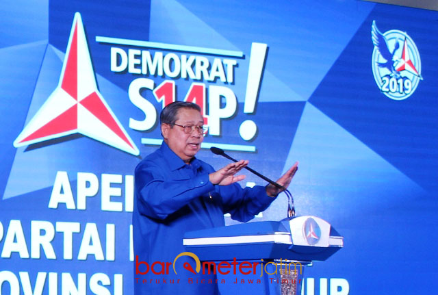 INGATKAN NETRALITAS APARAT NEGARA: Susilo Bambang Yudhoyono (SBY) saat apel siaga kader Partai Demokrat se-Jatim di Madiun. | Foto: Barometerjatim.com/ROY HASIBUAN