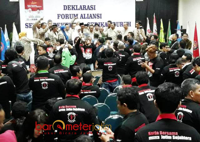 UNTUK KHOFIFAH-EMIL: Deklarasi serikat pekerja dan buruh untuk Khofifah-Emil sekaligus bantahan kalau mereka dikaitkan dengan paslon lain. | Foto: Barometerjatim.com/ROY HASIBUAN