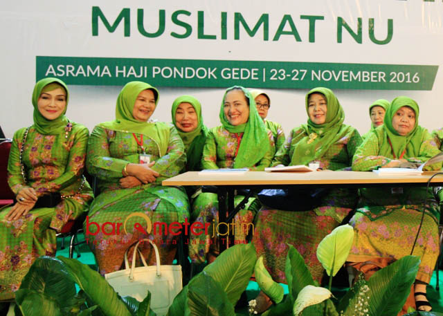 KADER MUSLIMAT NU: Bupati Bojonegoro terpilih, Anna Mu'awanah (tengah) bersama pengurus PP Muslimat NU saat Kongres ke-17 Muslimat NU di POndok Gede, Jakarta. | Foto: Barometerjatim.com/ROY HASIBUAN