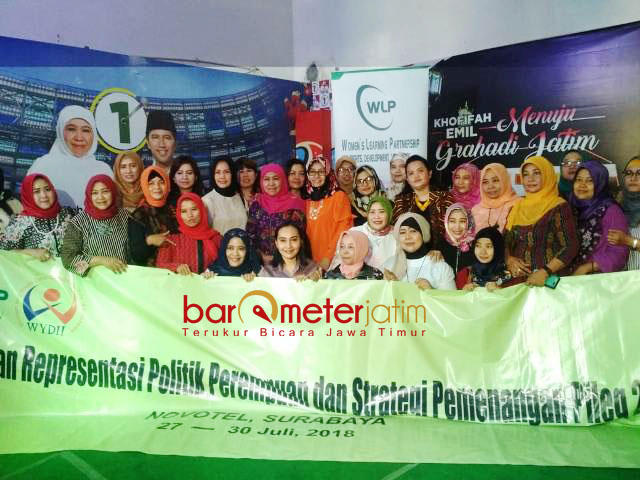 BERSAMA GUBERNUR TERPILIH: Puluhan Bacaleg foto bersama GUbernur Jatim terpilih, Khofifah di Jemursari, Surabaya, Senin (30/7) siang. | Foto: Barometerjatim.com/ROY HASIBUAN