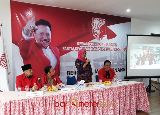 ARAHAN KHOFIFAH: Gubernur Jatim terpilih, Khofifah Indar Parawansa memberi arahan saat kunjungan ke DPP PKPI, Selasa (10/7). | Foto: Barometerjatim.com/ABDILLAH HR