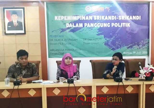 PANGGUNG POLITIK PEREMPUAN: Dialog Kepemimpinan Srikandi-Srikandi dalam Panggung Politik di Gedung A FISIP Unair, Kamis (19/7). | Foto: Barometerjatim.com/ROY HASIBUAN