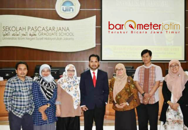 DOKTOR KITAB KUNING: Iksan K Sahri usai menerima gelar doktor di Sekolah Pascasarjana UIN Jakarta, Senin (16/7). | Foto: Ist