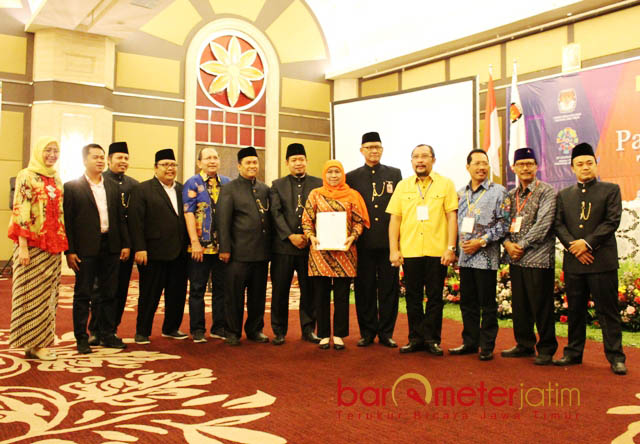 GUYUB RUKUN: Khofifah berpose dengan komisioner KPU dan Bawaslu Jatim serta Parpol pengusung usai ditetapkan sebagai gubernur terpilih. | Foto: Barometerjatim.com/ROY HASIBUAN