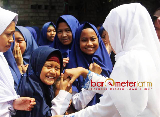 SAMBUTAN MERIAH SANTRIWATI: Khofifah disambut meriah santriwati saat mengunjungi Ponpes Karangasem Paciran, Lamongan, Senin (23/7). | Foto: Barometerjatim.com/WINIDIOVA