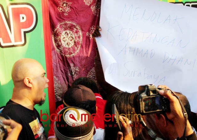 DIDEMO, DHANI CUEK: Didemo tiga pemuda bermasker, Ahmad Dhani (kiri) cuek sambil meneriaki ketiganya: Makan.. makan.. makan. | Foto: Barometerjatim.com/ROY HASIBUAN