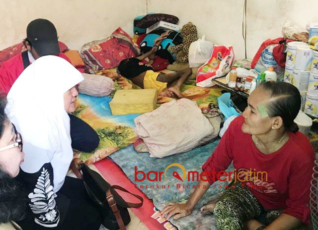 GIZI BURUK DI SURABAYA: Anggota Komisi D DPRD Surabaya, Reni Astuti (berjilbab) saat mengunjungi ASN di Kedung Baruk, Surabaya. | Foto: Barometerjatim.com/NANTHA LINTANG
