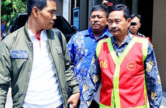PENGGELAPAN RASKIN: Kades Bulumargi, Trimo Hadi Saputro (kanan) ditahan Kejari lamongan karena kasus penggelapan raskin. | Foto: IST