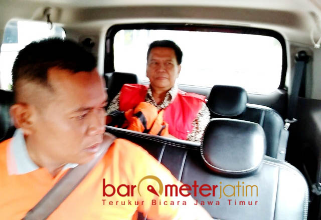 KELANCARAN PENYIDIKAN: Nurul Dholam (belakang) ditahan Kejari untuk kelancaran proses penyidikan. | Foto: Barometerjatim.com/DIDIK HENDRIYONO