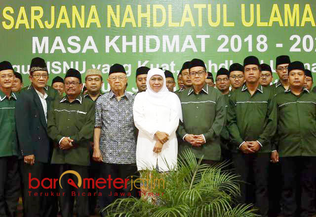 PENGURUS ISNU JATIM: Gus Sholah dan Khofifah berpose bersama pengurus ISNU Jatim masa khidmat 2018-2023. | Foto: Barometerjatim.com/MARJAN AP