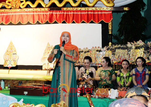 GUYUB RUKUN DI JAWA TIMUR: Khofifah, kearifat lokal lewat wayang kulit menjadi penguatan guyub rukun hidup di Jawa Timur. | Foto: Barometerjatim.com/ROY HASIBUAN