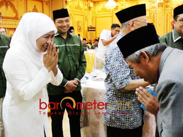 SALING KORMAT: Gus Hans menyaksikan Khofifah Indar Parawansa dan KH Marzuki Mustamar, saling memberi hormat di arena pelantikan pengurus ISNU Jatim, Minggu (12/8). | Foto: Barometerjatim.com/ROY HASIBUAN