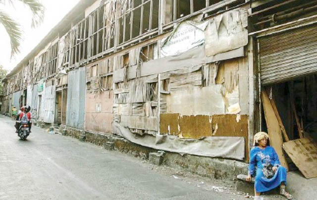 MEMILIH BERTAHAN: TPS pedagang Pasar Turi Lama. Ratusan pedagang masih memilih bertahan di tempat ini akibat kemelut berlarut. | Foto: IST