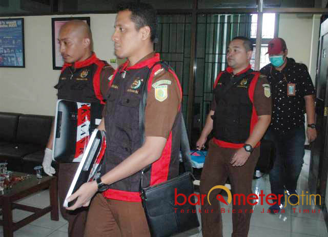 GELEDAH KANTOR DINKES: Tim Pidsus Kajari Gresik usai menggeledah kantor Dinkes Gresik, Senin (6/8). | Foto: Barometerjatim.com/DIDIK HENDRIYONO