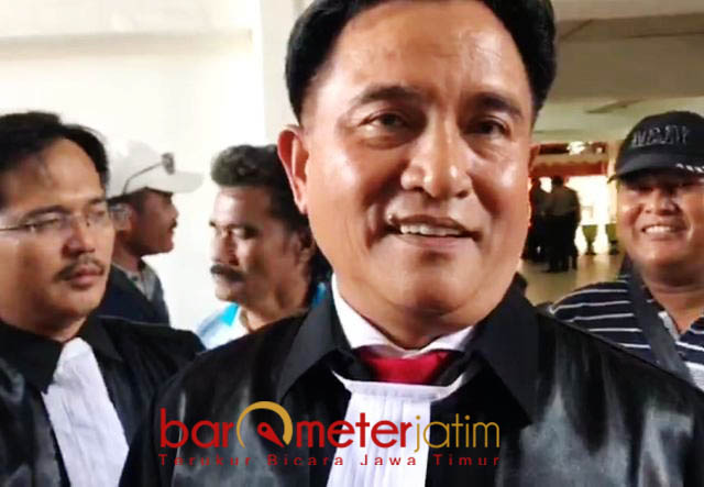 SIAP MELAWAN: Penasihat hukum Henry Gunawan, Yusril Ihza Mahendra sebut dakwan JPU dalam overlap. | Foto: Barometerjatim.com/NANTHA LINTANG