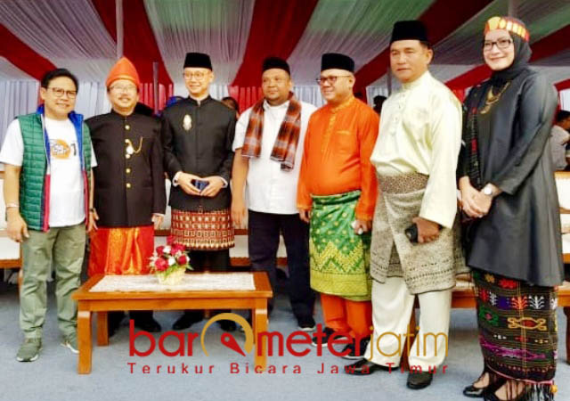 DAMAI TANPA HOAX: Bambang DH (dua dari kiri) bersama sejumlah tokoh Parpol dan komisioner KPU RI. | Foto: Barometerjatim.com/WIRA HARLIJADI