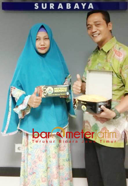 KERJA KERAS DAN KRATIF: Arsa dan Ratih, memulai usaha bolu ketan mendut dengan modal Rp 600 ribu. | Foto: Barometerjatim.com/RADITYA DP