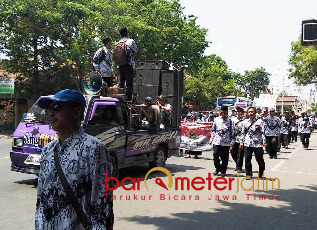 PERJUANGKAN NASIB: GTT dan PTT melakukan long march menuntut pemerintah agar mengangkat mereka menjadi PNS tanpa tes dan batasan usia. | Foto: Barometerjatim.com/HAMIM ANWAR