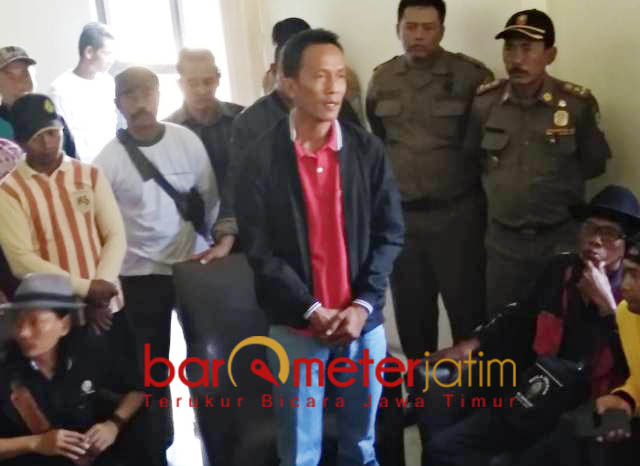 TAMPUNG ASPIRASI PETANI: Wakil Ketua DPRD Lamongan, Sa'im saat menerima perwakilan kelompok tan, Senin (24/9). | Foto: Barometerjatim.com/HAMIM ANWAR
