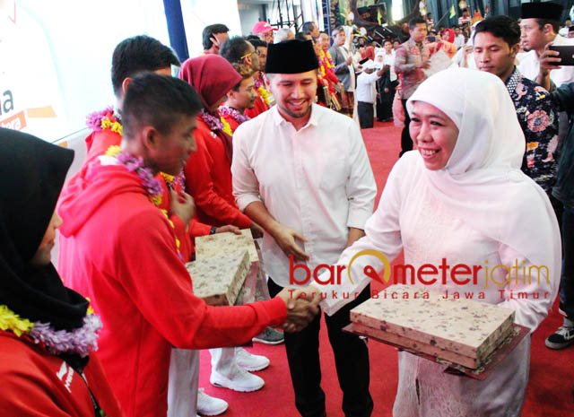 PENGHARGAAN: Khofifah dan Emil Dardak memberikan penghargaan untuk para peraih medali asal Jatim di Asian Games | Foto: Barometerjatim.com/ROY HASIBUAN